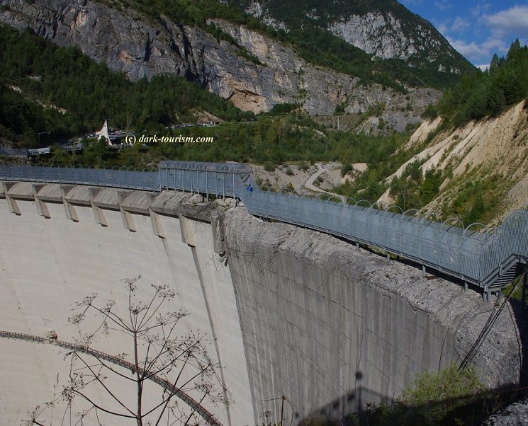 09-10-2017 - metal walkway installed on the crest of Vajont dam