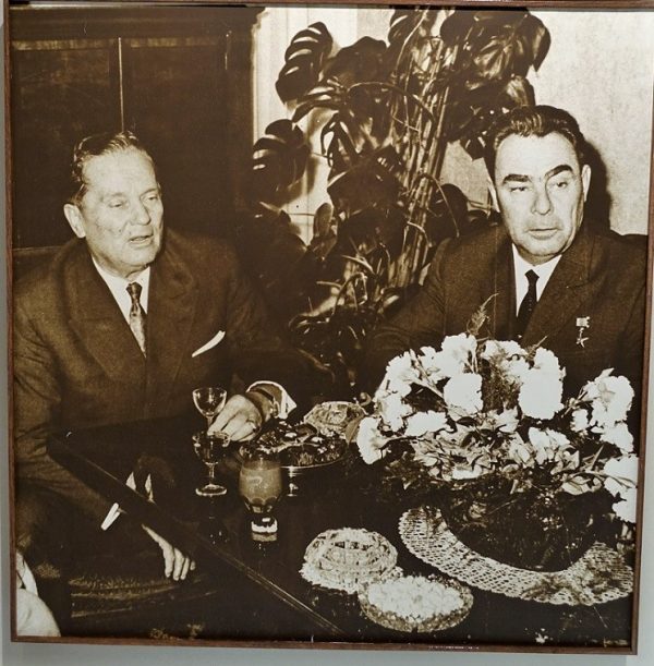 15 - Tito drinking with Leonid Brezhnev ... obviously too much