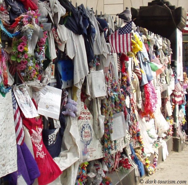 01 - fence full of mementos and notes at St Paul's, New York