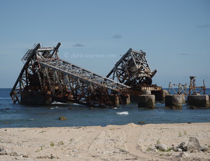 06 - older cantilevers, collapsed into the coral reef